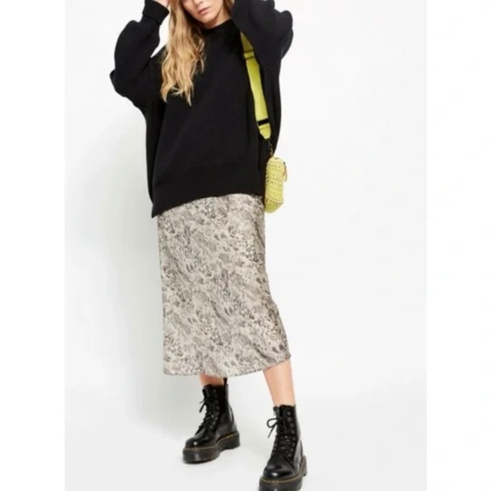 NWOT! FREE PEOPLE Normani Bias High-Waist Gray Snake Print Midi Skirt Size 2